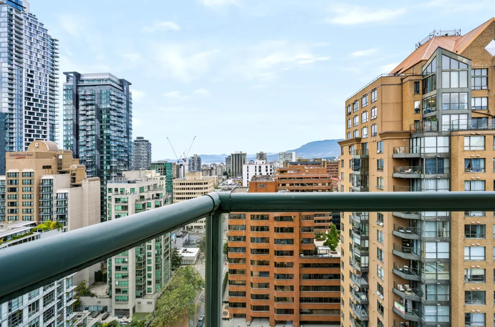 Condo for sale at 2401 1188 Howe Street Vancouver British Columbia - MLS: R3165241