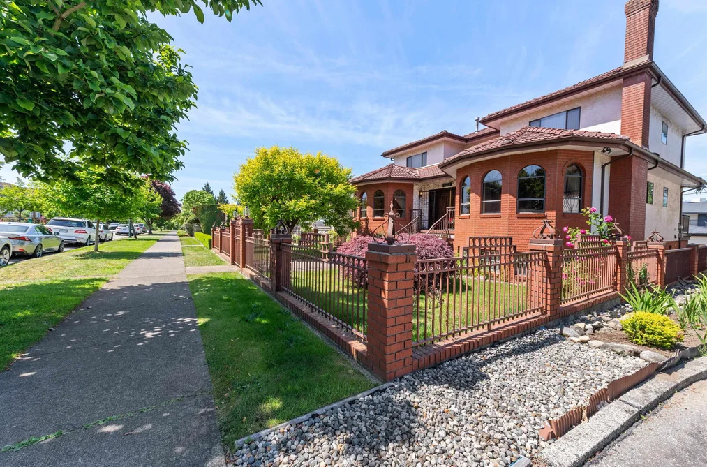 House for sale at 2411 E 39th Avenue Vancouver British Columbia - MLS: R3131175