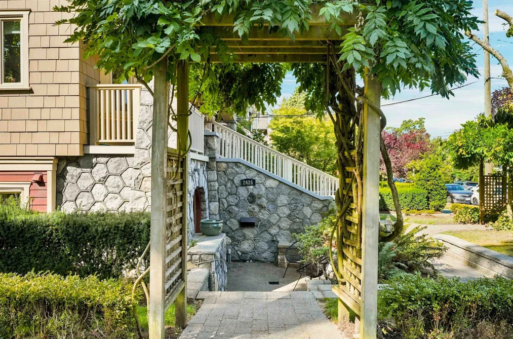 2425 Larch Street, Vancouver, BC - MLS: R3179911 - Photo 2 2425 Larch Street, Vancouver, BC - MLS: R3179911 - Photo 2