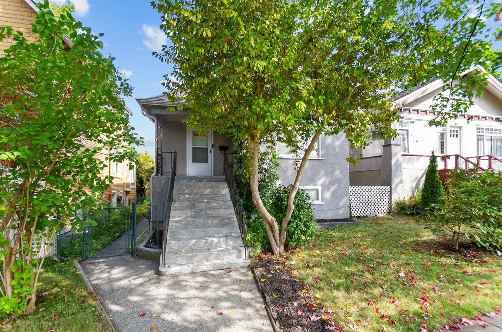 House for sale at 2461 Dundas Street Vancouver British Columbia - MLS: R3161015