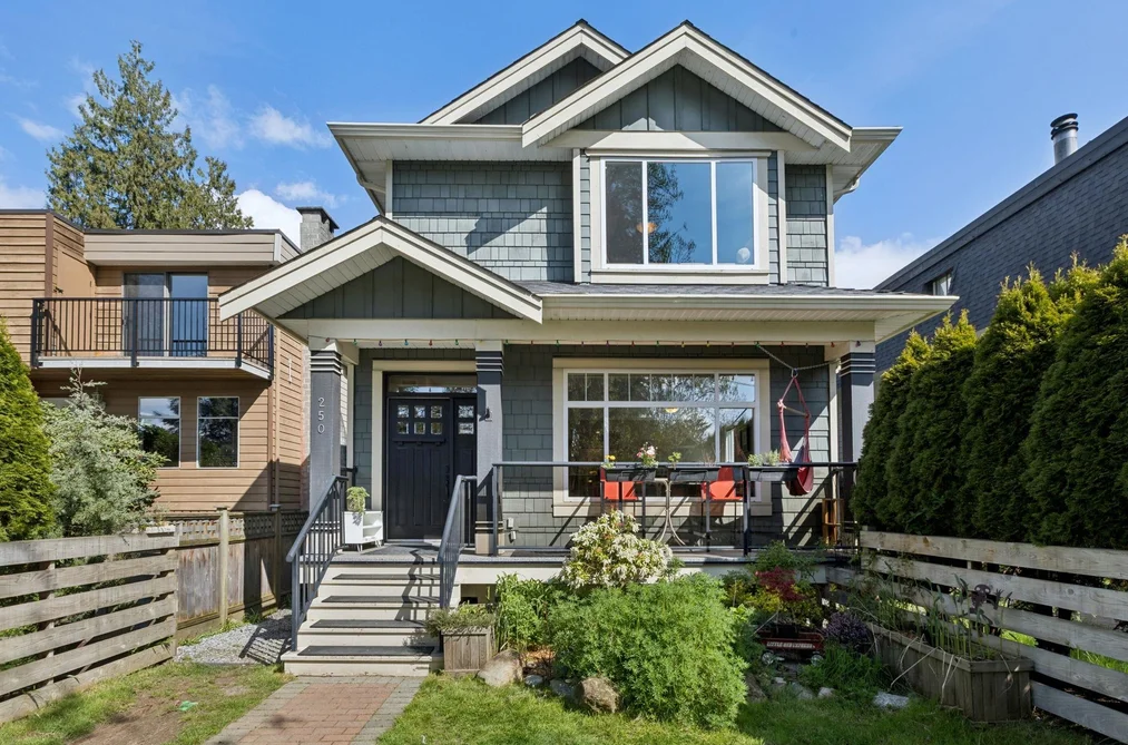 Half Duplex for sale at 250 E 17th Street North Vancouver British Columbia - MLS: R3116963