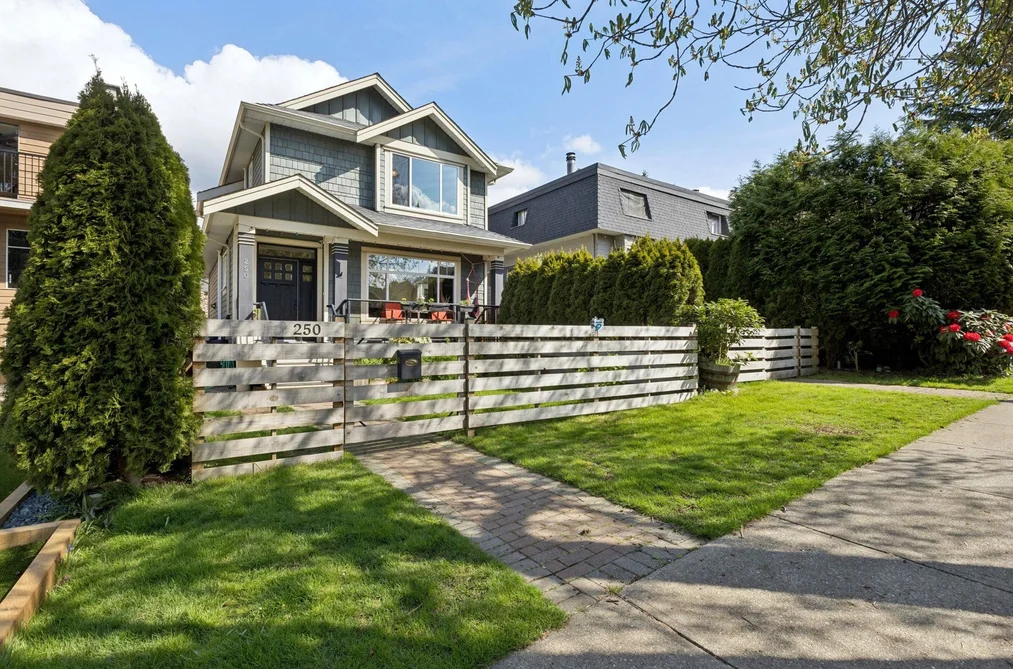250 E 17TH STREET, North Vancouver BC V7L 2V7, North Vancouver BC — Residential for Sale - Photo 2
