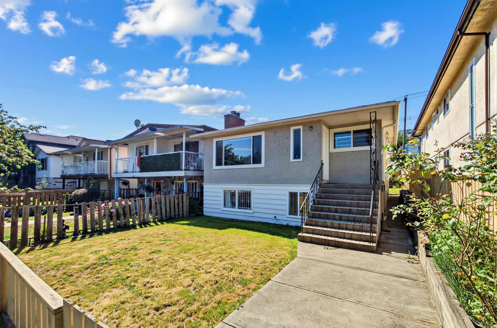 House for sale at 2514 E 27th Avenue Vancouver British Columbia - MLS: R3132182
