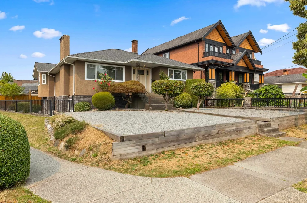 House for sale at 2515 E 45th Avenue Vancouver British Columbia - MLS: R3154637