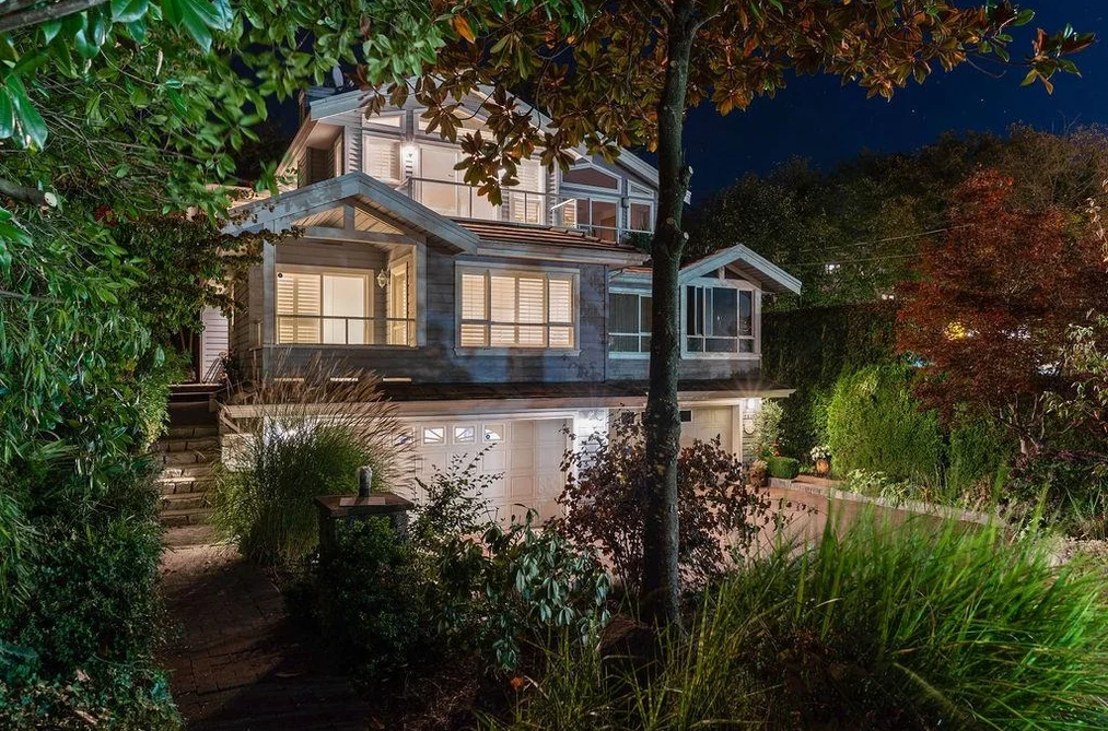Half Duplex for sale at 2517 Marine Drive West Vancouver British Columbia - MLS: R3114447