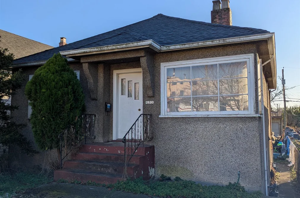 House for sale at 2520 E Pender Street Vancouver British Columbia - MLS: R2958163