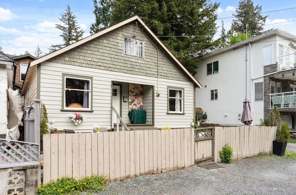 House for sale at 253 First Avenue Cultus Lake British Columbia - MLS: R3110579