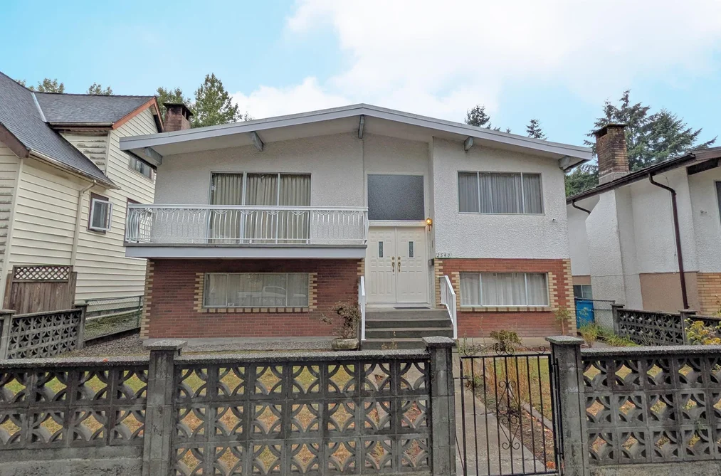 House for sale at 2540 E 25th Avenue Vancouver British Columbia - MLS: R3162532