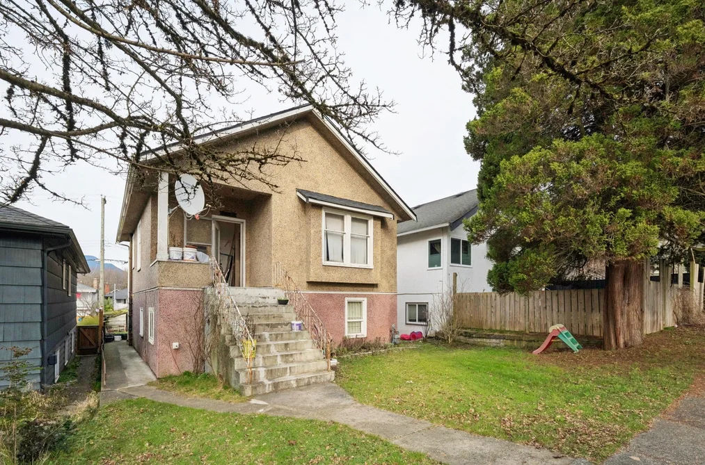 House for sale at 2541 Dundas Street Vancouver British Columbia - MLS: R3089575