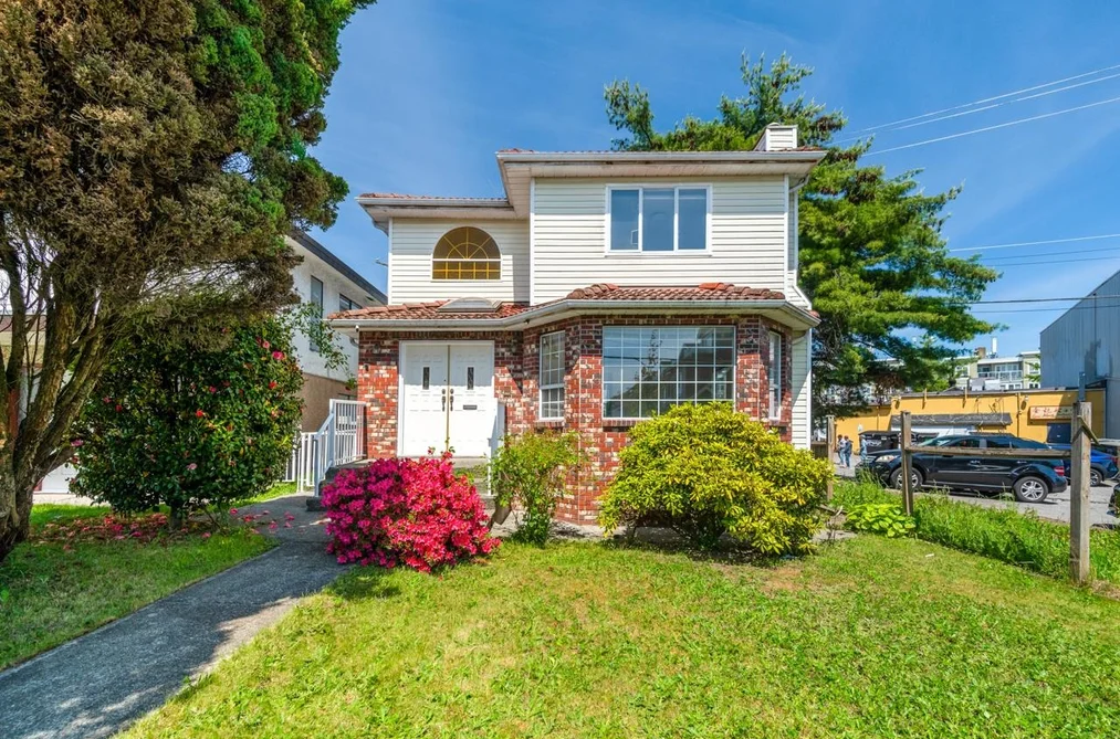 House for sale at 2547 E 34th Avenue Vancouver British Columbia - MLS: R3127057