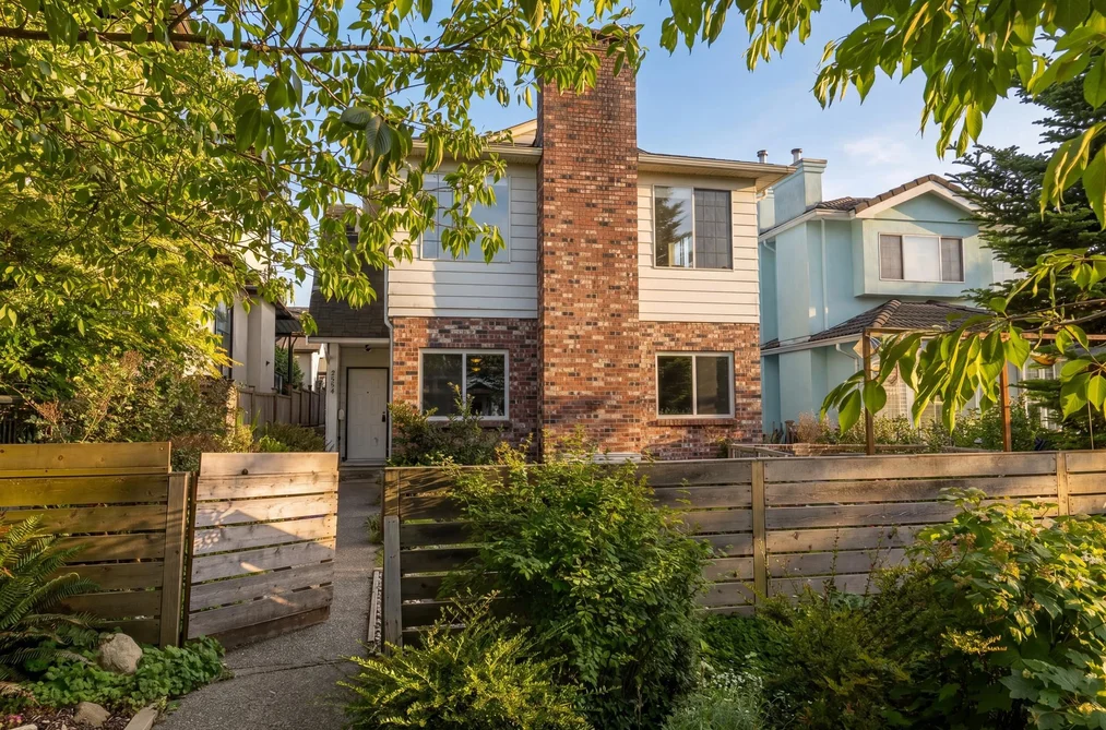 House for sale at 2554 E 7th Avenue Vancouver British Columbia - MLS: R3154542
