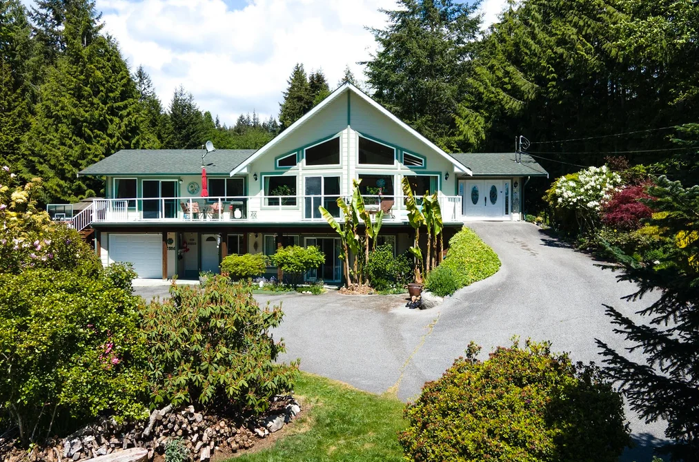 House for sale at 2556 Lower Road Roberts Creek British Columbia - MLS: R3102920