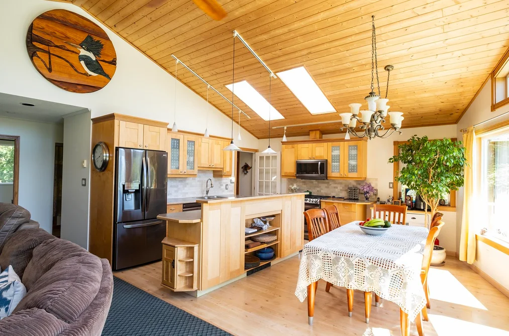 2556 LOWER ROAD, Roberts Creek BC V0N 2W4, Roberts Creek BC — Residential for Sale - Photo 2