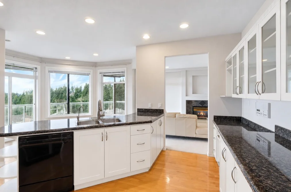 2570 Diamond Crescent, Coquitlam, BC - House for Sale - Photo 10 of 26 2570 Diamond Crescent, Coquitlam, BC - House for Sale - Photo 10 of 26