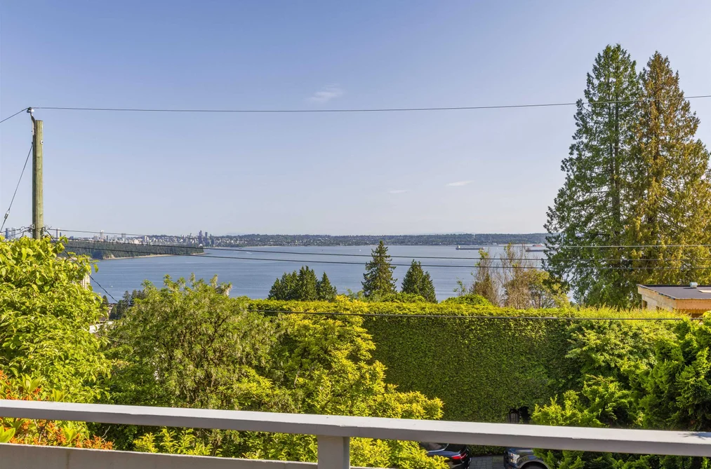 House for sale at 2575 Queens Avenue West Vancouver British Columbia - MLS: R3087033