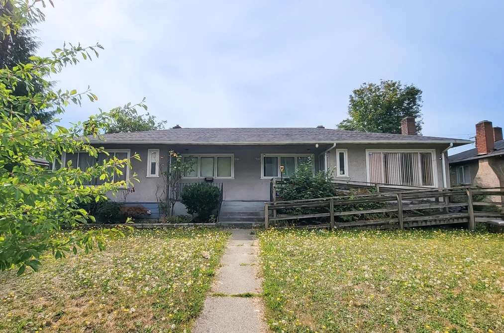 Half Duplex for sale at 2576 S Grandview Highway Vancouver British Columbia - MLS: R3042333