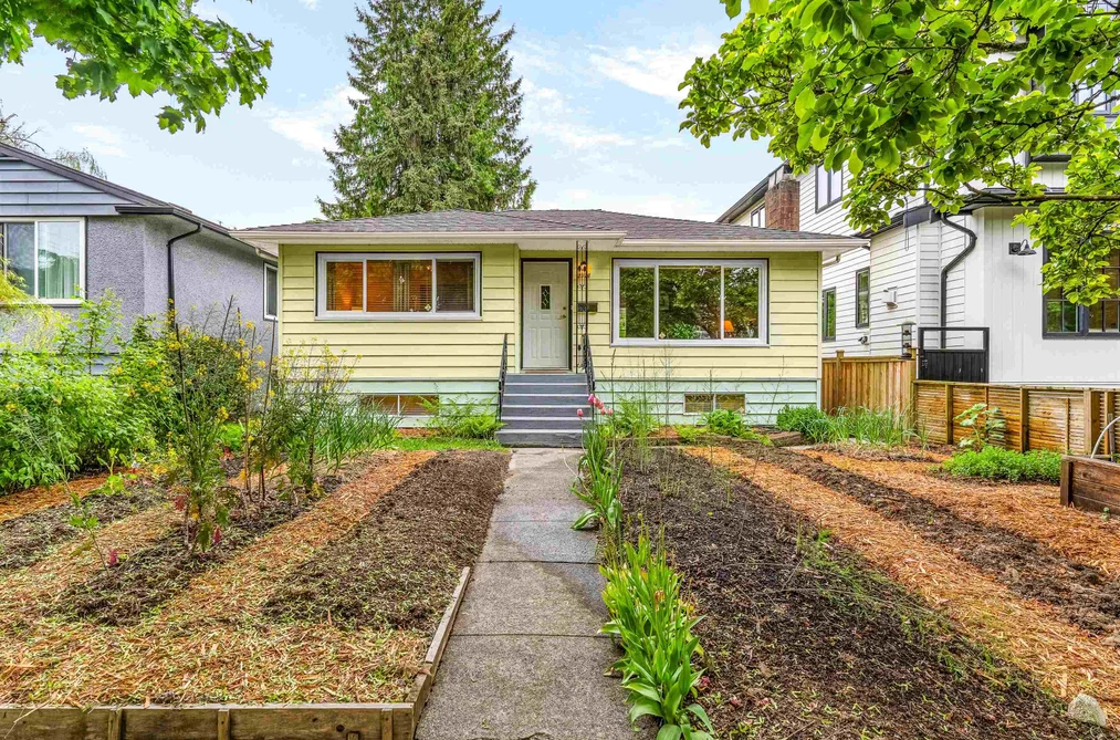 House for sale at 2578 E 15th Avenue Vancouver British Columbia - MLS: R3123015