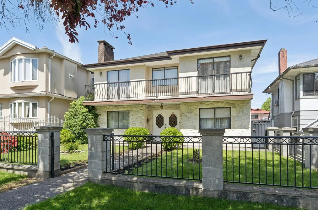 House for sale at 2581 E 3rd Avenue Vancouver British Columbia - MLS: R3125472