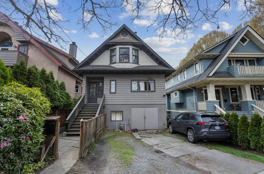 House for sale at 2582 W 6th Avenue Vancouver British Columbia - MLS: R3107855