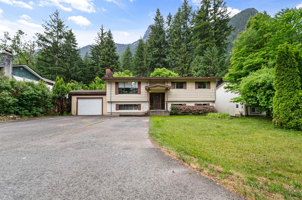 260 ROBERTSON CRESCENT, Hope BC V0X 1L4, Hope BC — Residential for Sale - Photo 2
