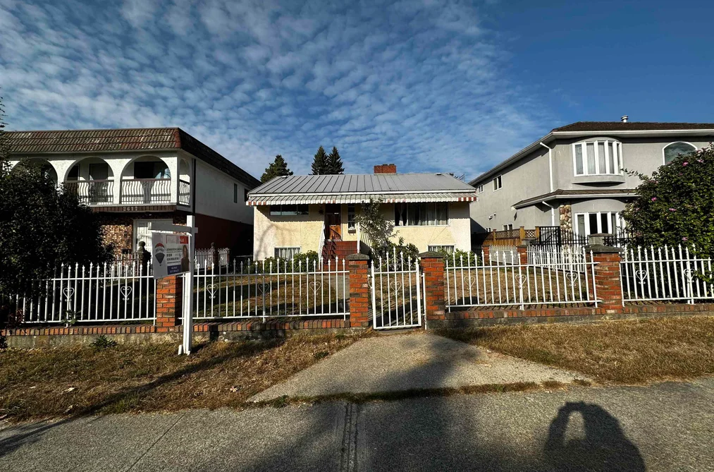 2621 E 8TH AVENUE, Vancouver BC V5M 1W4, Vancouver BC — Residential for Sale — Photo 2 of 13