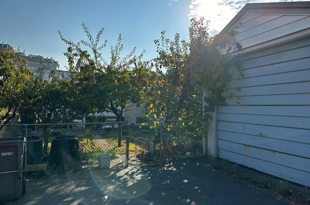 2621 E 8TH AVENUE, Vancouver BC V5M 1W4, Vancouver BC — Residential for Sale — Photo 4 of 13