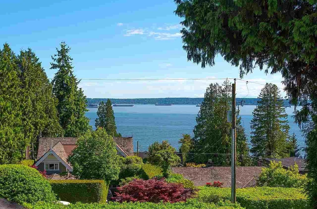2623 LAWSON AVENUE, West Vancouver BC V7V 2G3, West Vancouver BC — Residential for Sale - Photo 2