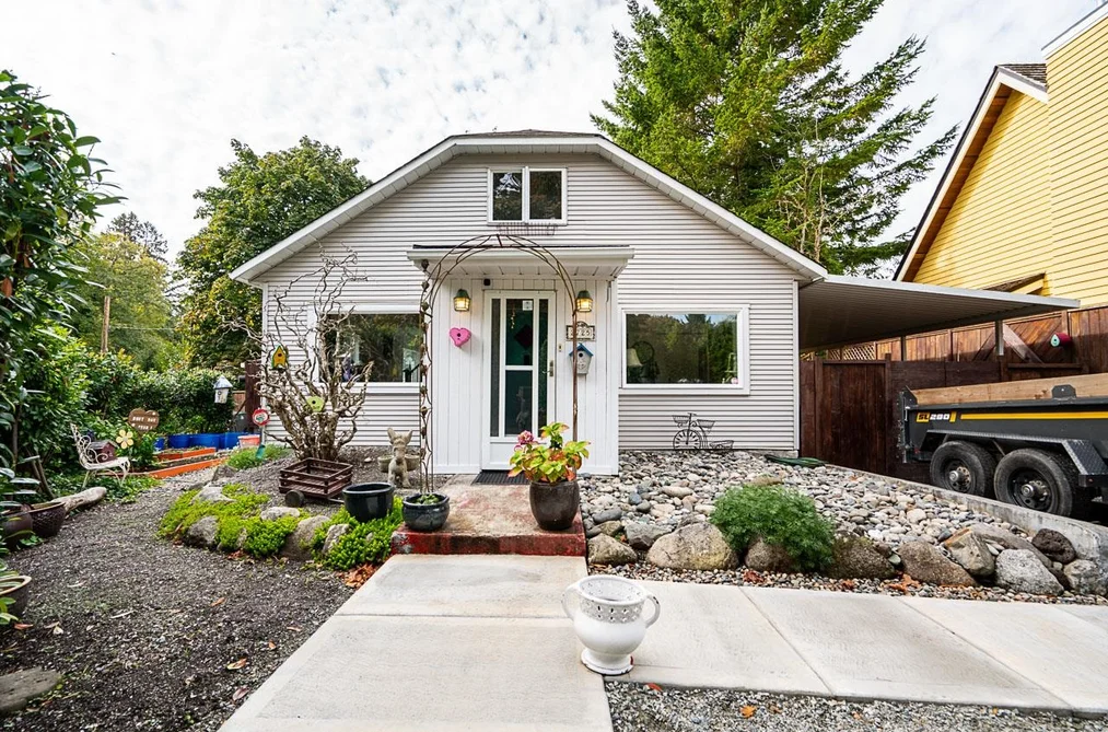 2725 GORDON AVENUE, Surrey BC V4A 3J2, Surrey BC — Residential for Sale - Photo 2