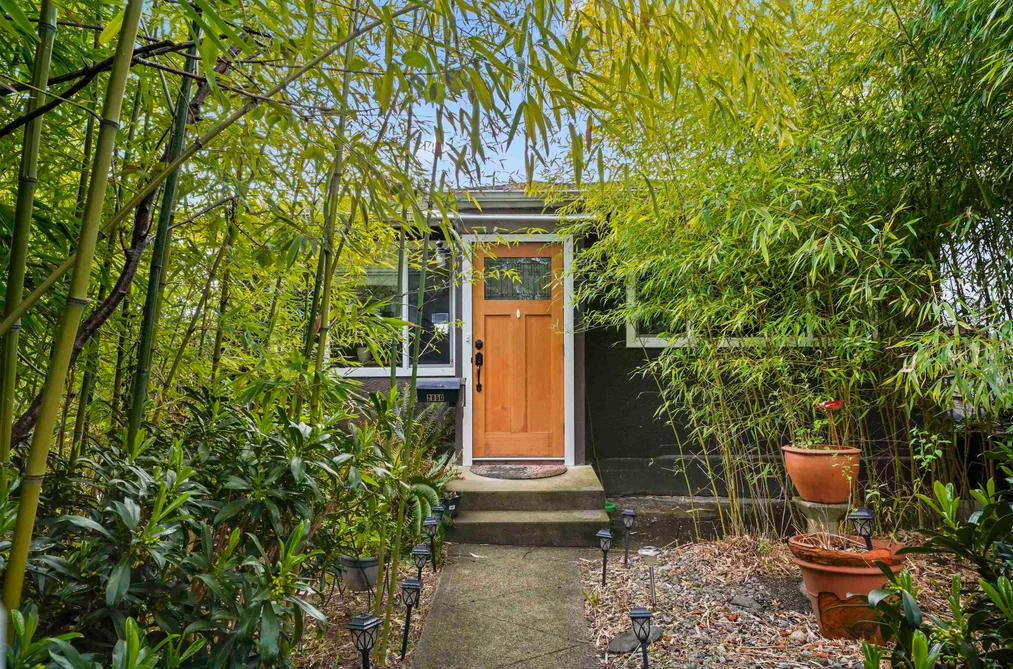 House for sale at 2850 E 6th Avenue Vancouver British Columbia - MLS: R3126670