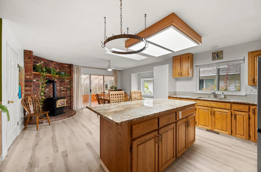 2866 Mountview Street, Abbotsford, BC - House for Sale - Photo 9 of 40 2866 Mountview Street, Abbotsford, BC - House for Sale - Photo 9 of 40