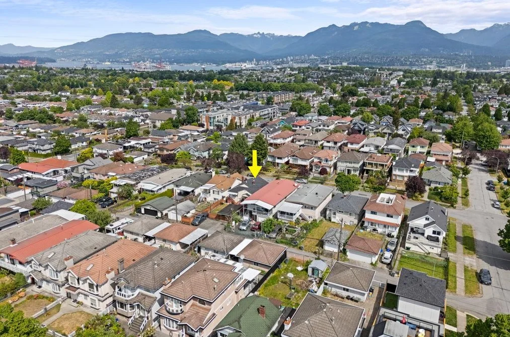 House for sale at 2964 E 4th Avenue Vancouver British Columbia - MLS: R3126827