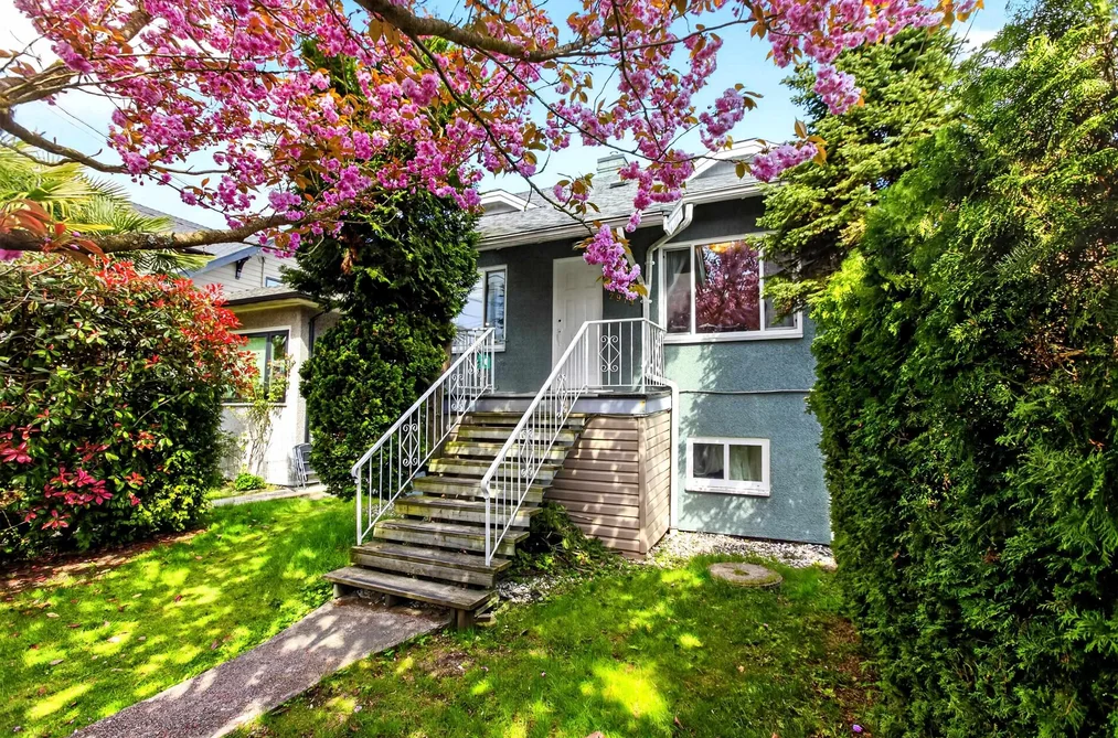 House for sale at 2975 W 8th Avenue Vancouver British Columbia - MLS: R3114261