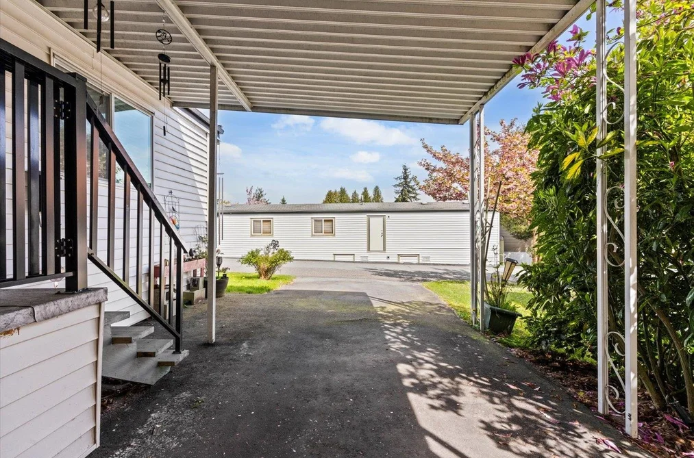3 8220 KING GEORGE BOULEVARD, Surrey BC V3W 6E1, Surrey BC — Residential for Sale - Photo 3