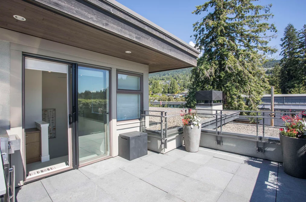 300 2432 HAYWOOD AVENUE, West Vancouver BC V7V 1Y1, West Vancouver BC — Residential for Sale - Photo 2