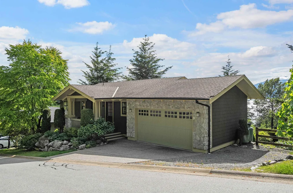 300 OCEAN CREST DRIVE, West Vancouver BC V0N 3Z2, West Vancouver BC — Residential for Sale - Photo 2