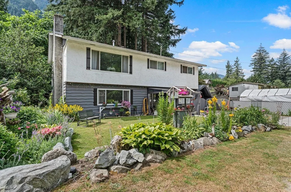 300 ROBERTSON CRESCENT, Hope BC V0X 1L4, Hope BC — Residential for Sale - Main Photo