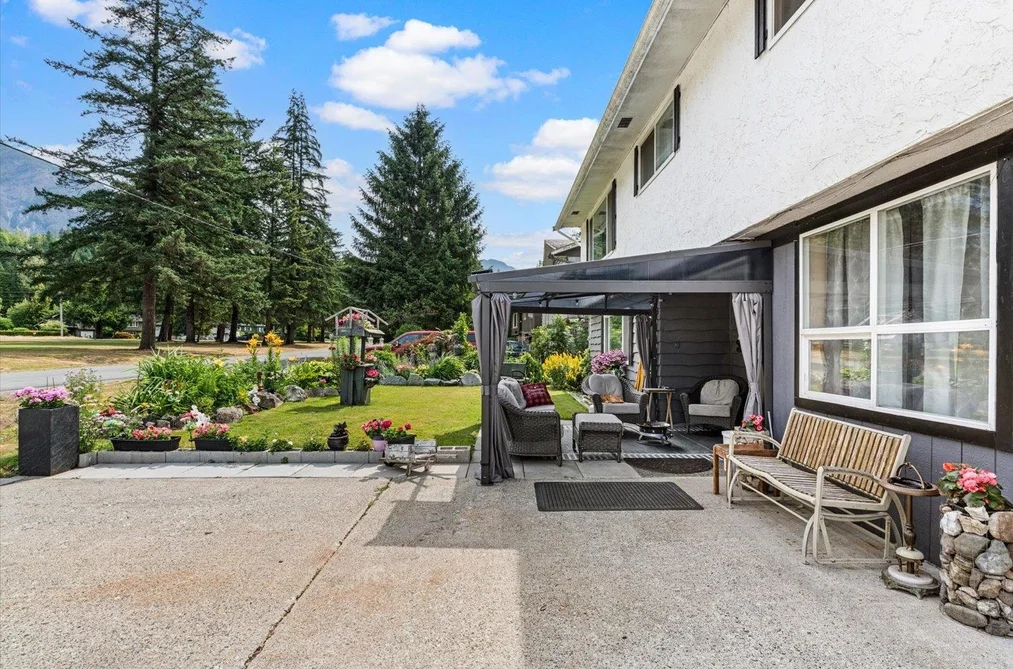 300 ROBERTSON CRESCENT, Hope BC V0X 1L4, Hope BC — Residential for Sale - Photo 2