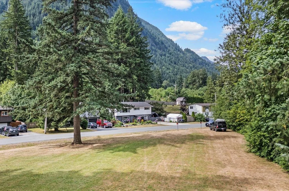 300 ROBERTSON CRESCENT, Hope BC V0X 1L4, Hope BC — Residential for Sale — Photo 32 of 39