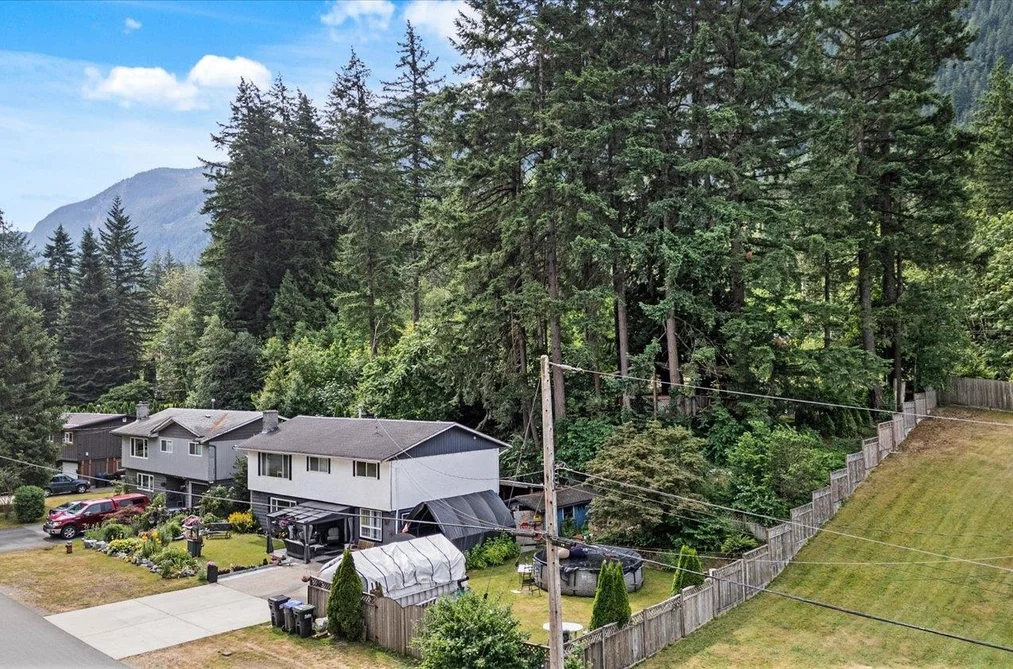 300 ROBERTSON CRESCENT, Hope BC V0X 1L4, Hope BC — Residential for Sale — Photo 38 of 39