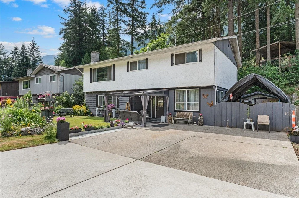 300 ROBERTSON CRESCENT, Hope BC V0X 1L4, Hope BC — Residential for Sale — Photo 7 of 39