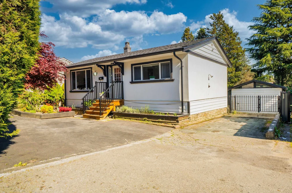 House for sale at 300 Tenth Avenue New Westminster British Columbia - MLS: R3123055