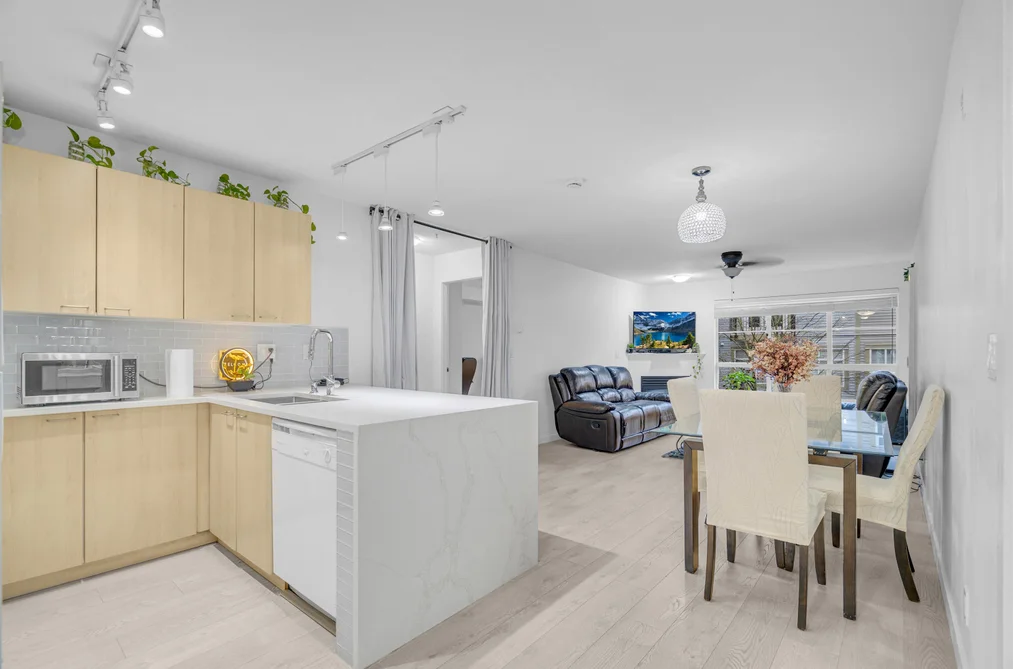 Condo for sale at 301 12083 92a Avenue Surrey British Columbia - MLS: R3109678
