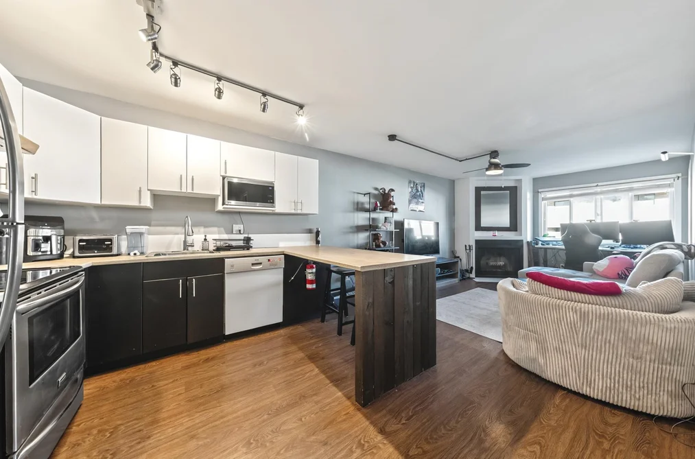 Condo for sale at 301 1209 Howie Avenue Coquitlam British Columbia - MLS: R3085833