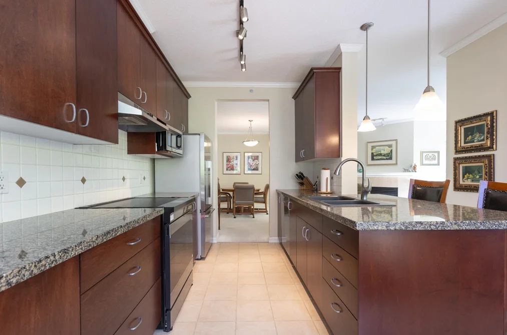301 1580 MARTIN STREET, White Rock BC V4B 5M3, White Rock BC — Residential for Sale — Photo 10 of 40