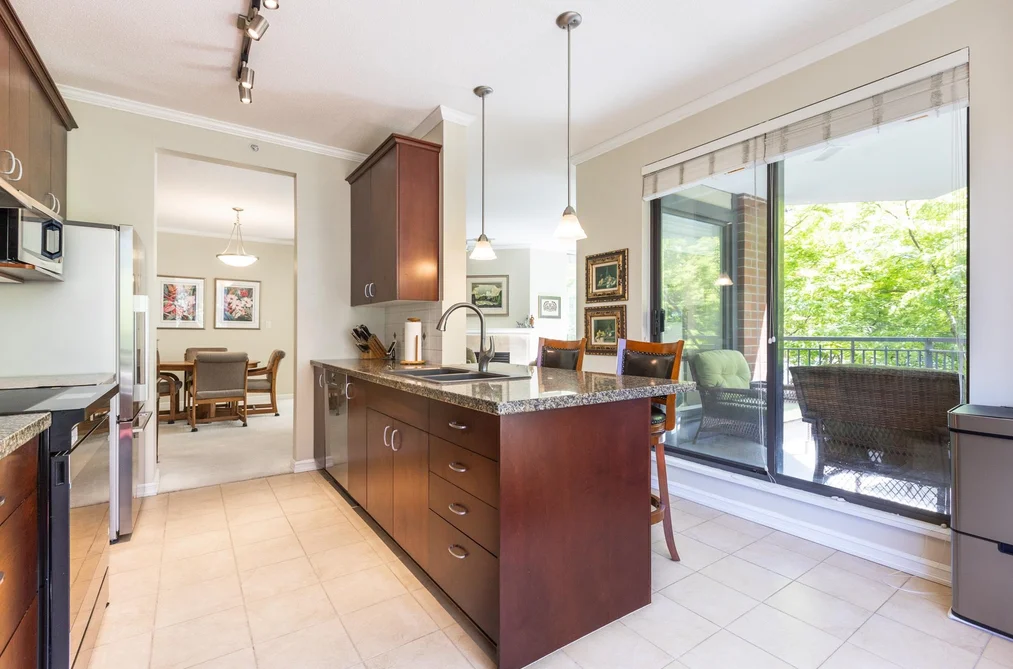 301 1580 MARTIN STREET, White Rock BC V4B 5M3, White Rock BC — Residential for Sale — Photo 9 of 40