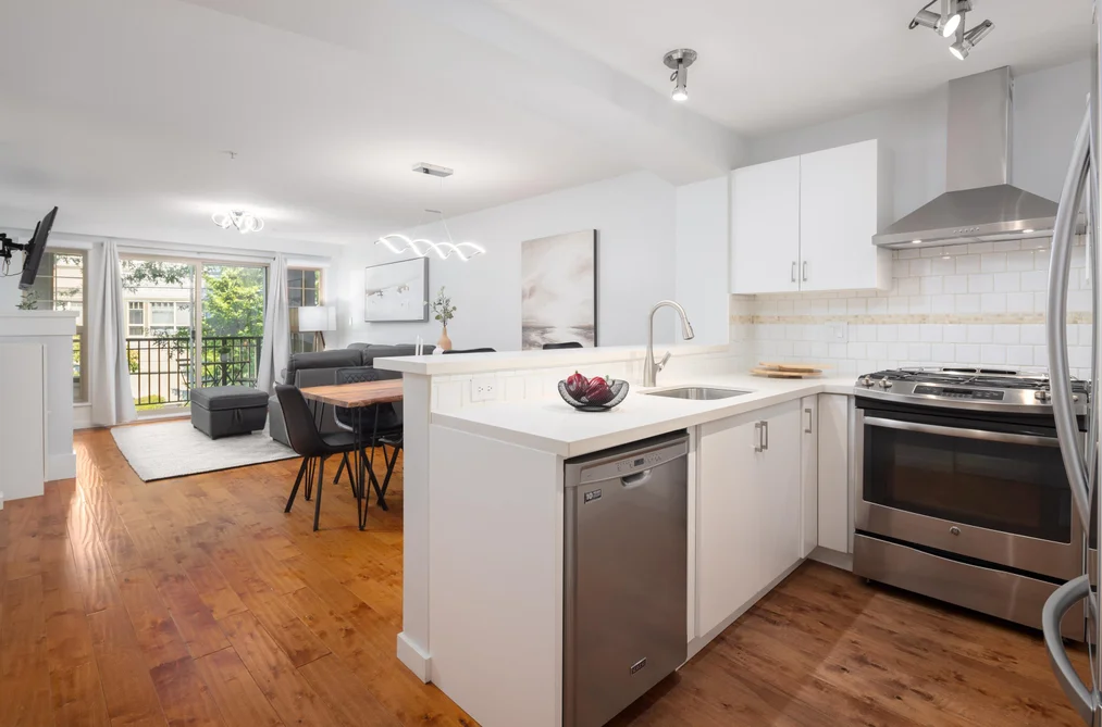 Condo for sale at 301 2958 Silver Springs Boulevard Coquitlam British Columbia - MLS: R3107181