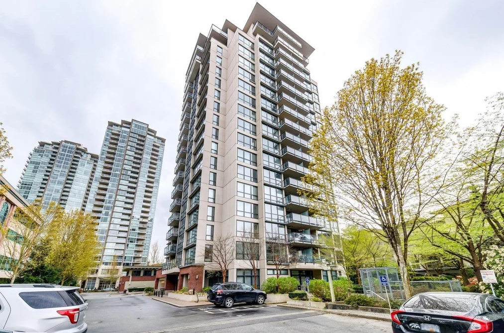 Condo for sale at 301 2959 Glen Drive Coquitlam British Columbia - MLS: R3077929
