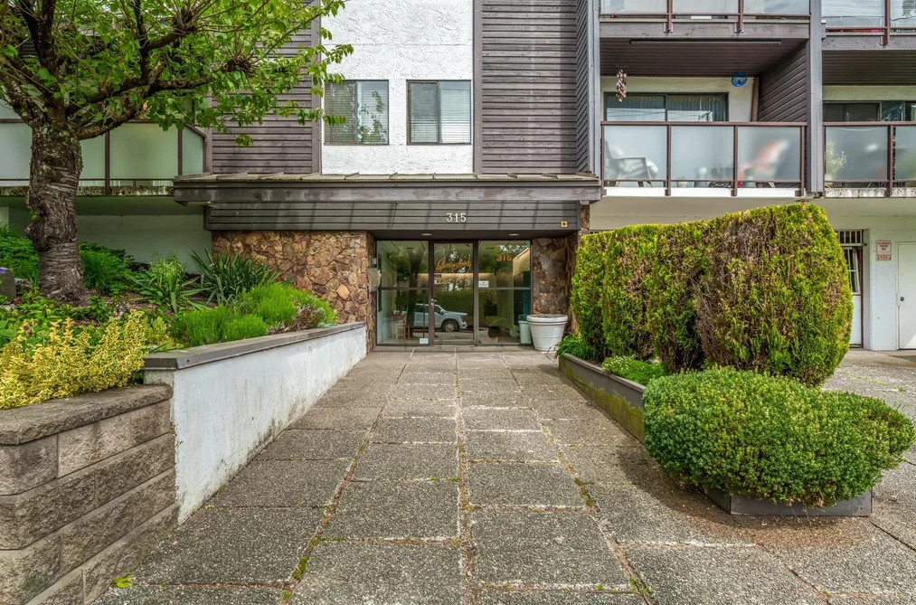 301 315 TENTH STREET, New Westminster BC V3M 3Y2, New Westminster BC — Residential for Sale - Photo 2