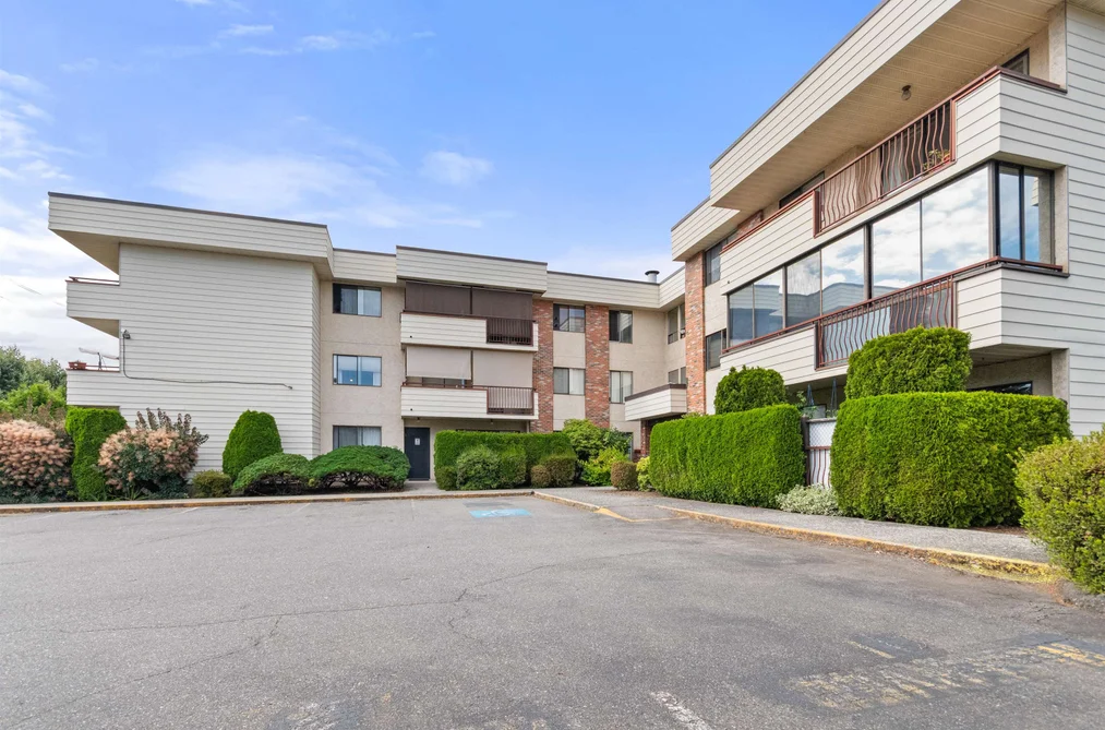 Condo for sale at 301 32885 George Ferguson Way Abbotsford British Columbia - MLS: R3159584