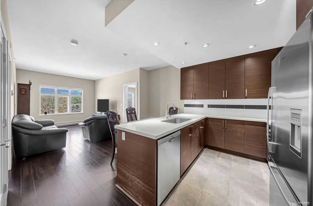 Condo for sale at 301 4710 Hastings Street Burnaby British Columbia - MLS: R3126490